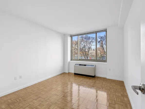 888 Main Street image 9 of 14