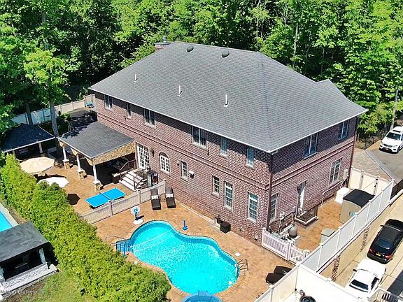 5th image of 240 Billiou St