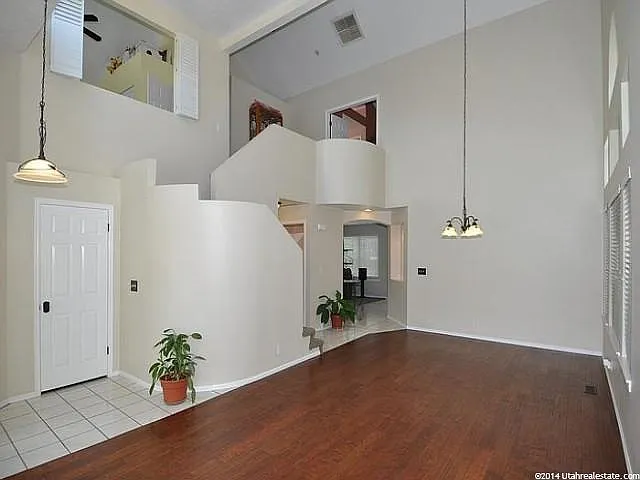 425 E Crown Pointe Dr — Photo 3