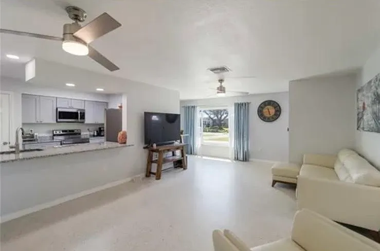2 bed, 1300 sqft, $2,000 — Photo 3