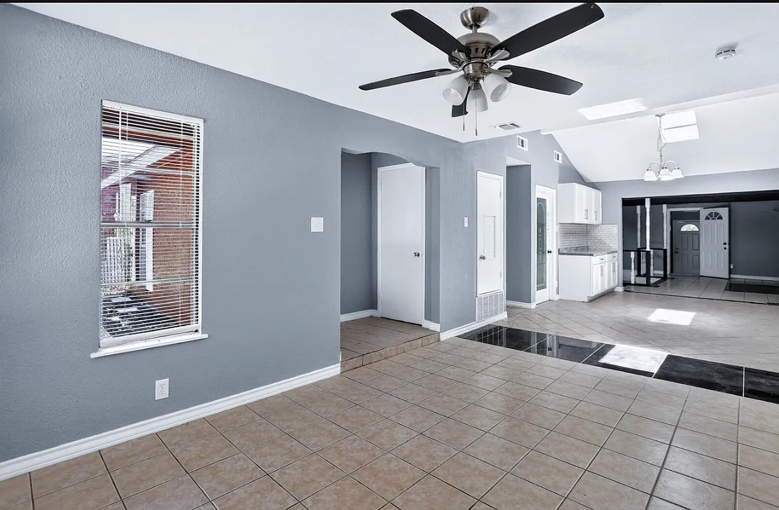 6 bed, 2614 sqft, $2,650 — Photo 2