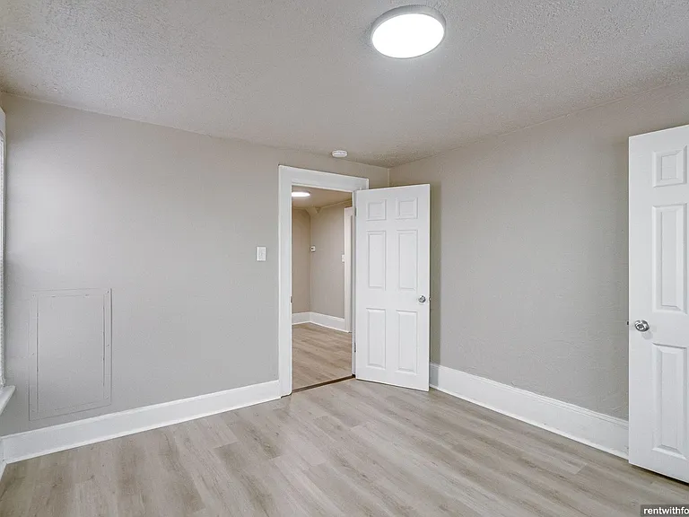 702 S Commercial St — Photo 16