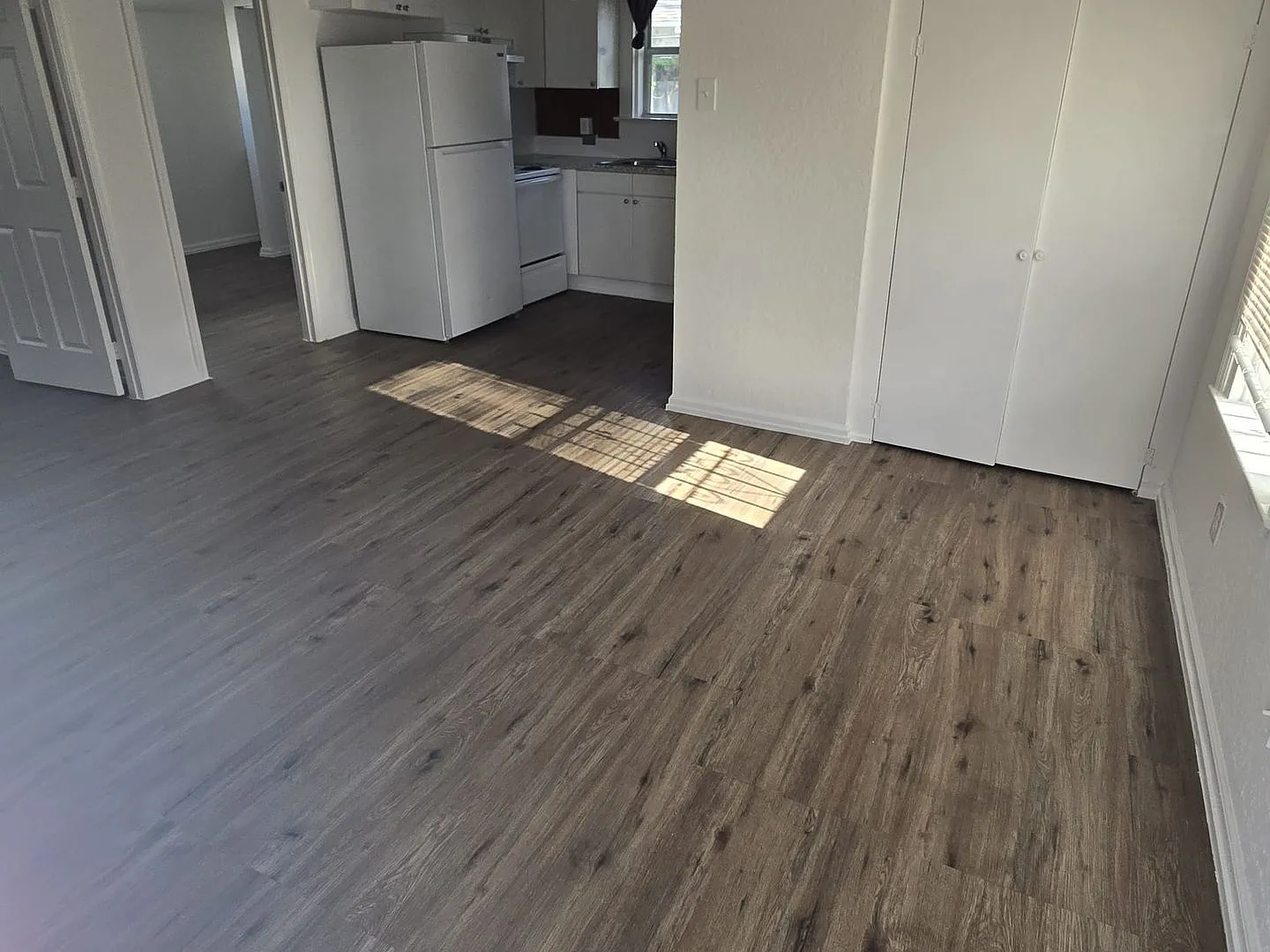 306 - 314 N Lakeside Ct — Photo 3