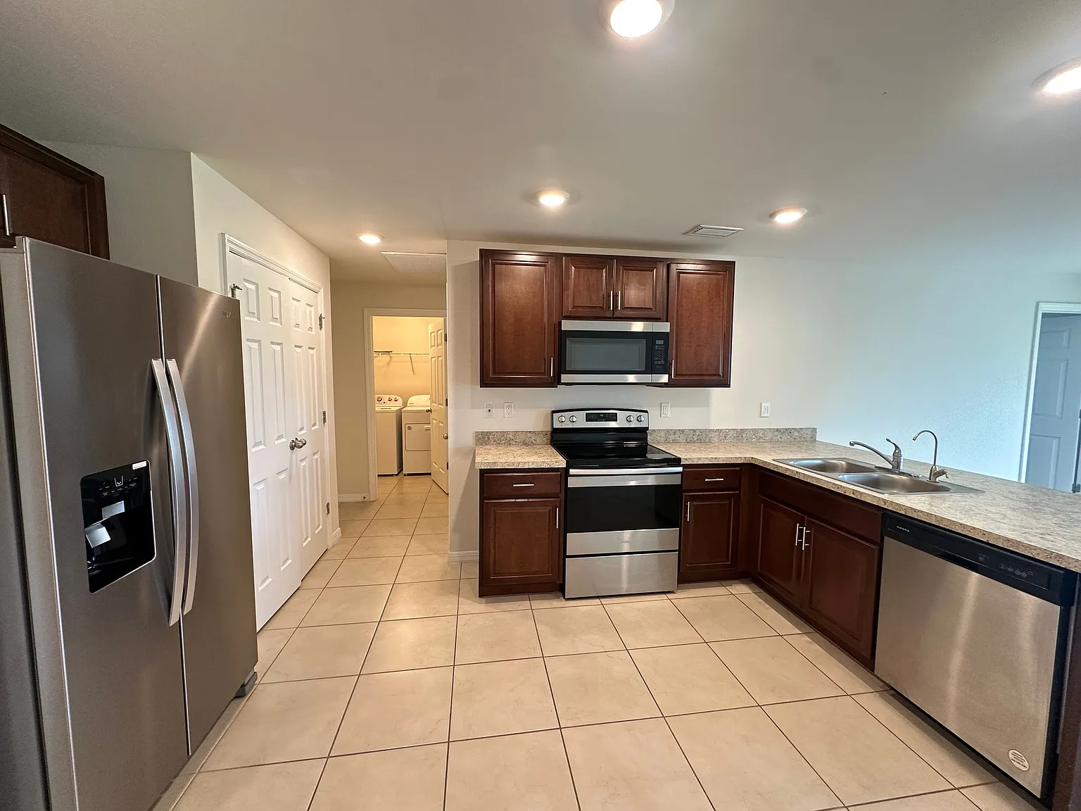 3 bed, 2.0 bath, 1400 sqft, $1,730 — Photo 3