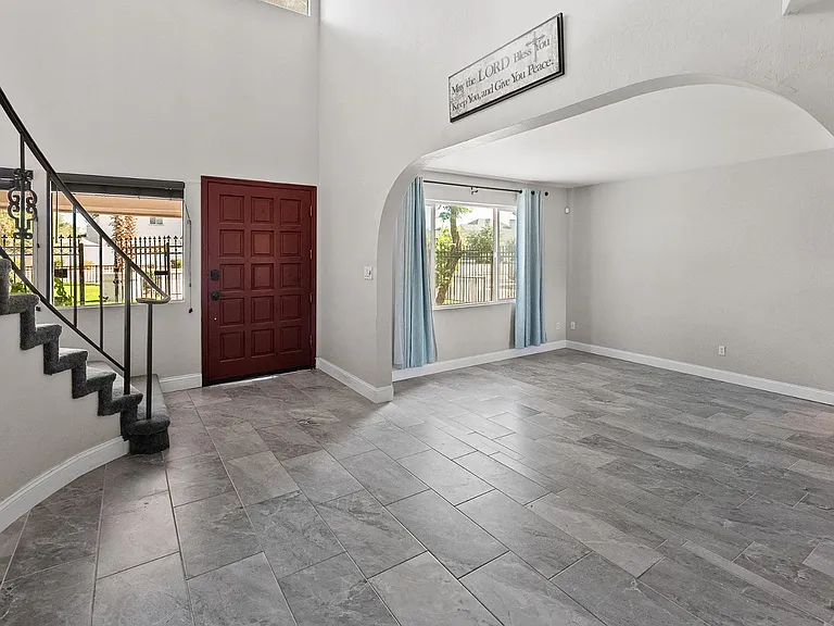 8464 N 7th Ave — Photo 5