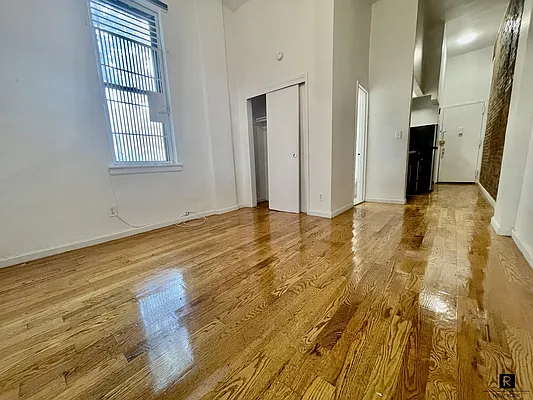 Rented by R New York | media 32