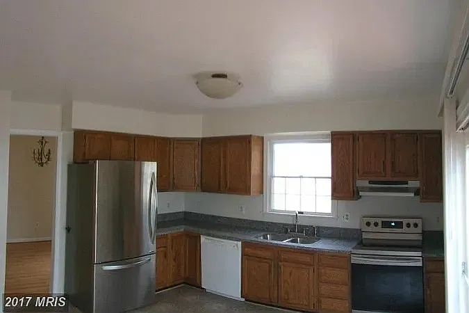 4 bed, 2140 sqft, $3,300 — Photo 4
