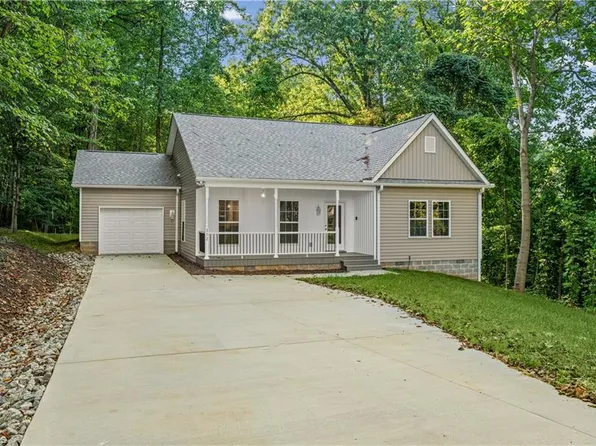 312 Della Dr, Winston Salem, NC 27105
