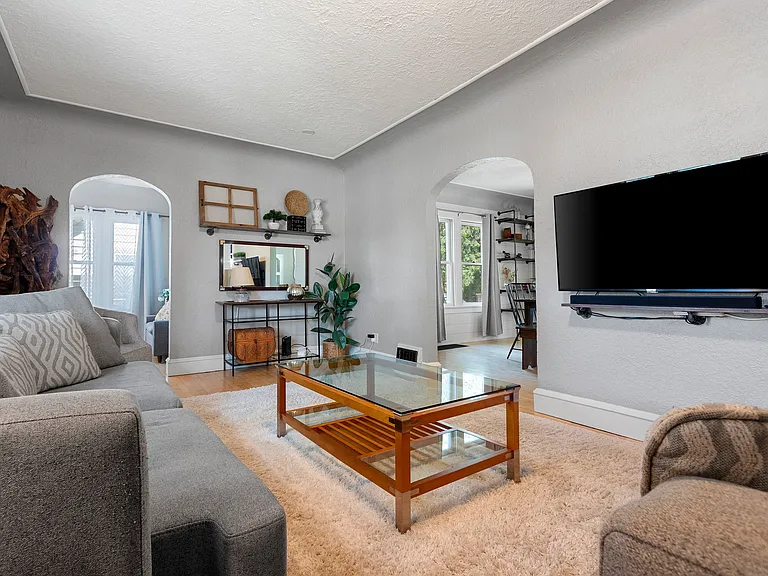 1338 W 8th St — Photo 39