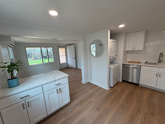 4th image of 1132B Saint Clair Ave #B