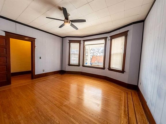4th image of 643 W 8th St S