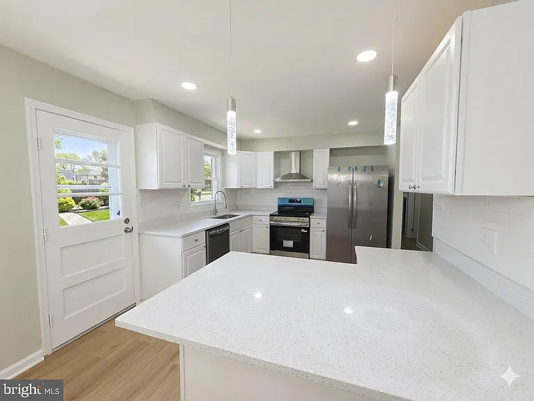 5001 Iroquois St — Photo 2