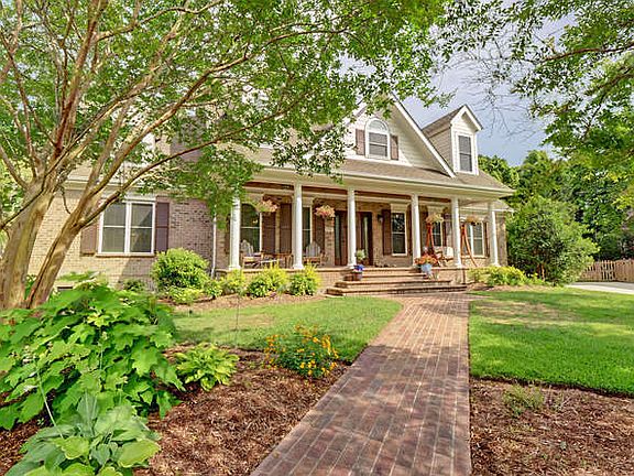 3rd image of 3557 Iris St