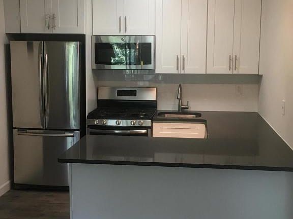 3rd image of 17 Gadsen Pl APT 2H