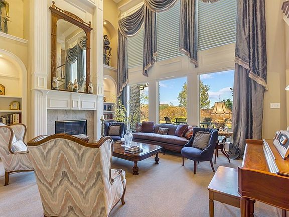 5th image of 907 Country Club Dr