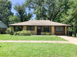 1517 Hillcrest Dr, Manhattan, KS 66502