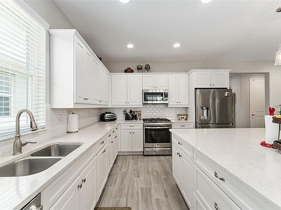 5th image of 5613 NW 40th Loop