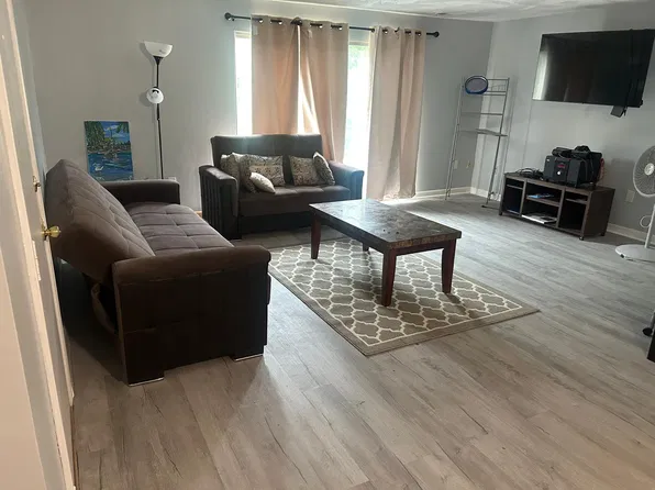 106 Oak Ln APT 10, Brockton, MA 02301