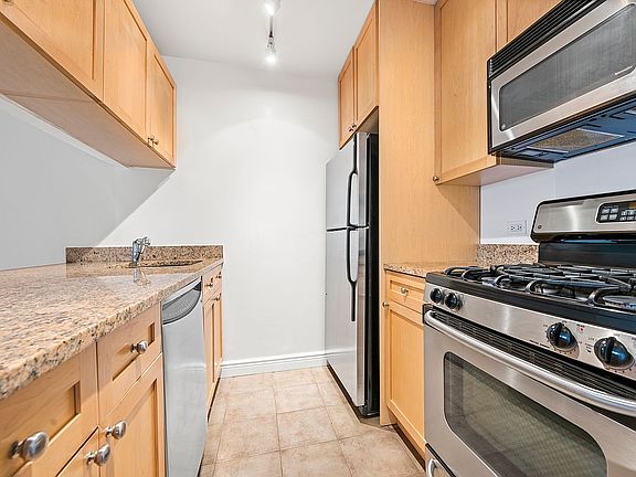 4th image of 380 Rector Pl APT 8P