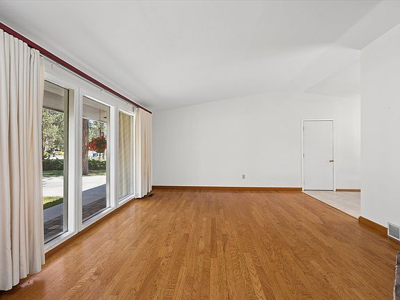 4th image of 710 E Glencrest Dr