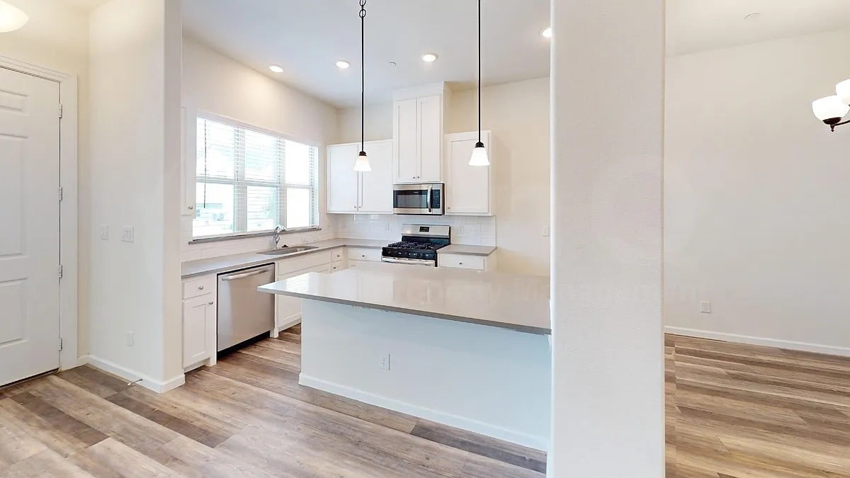 3 bed, 2.5 bath, 1817 sqft, $2,335 — Photo 4