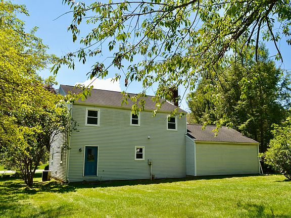 4th image of 10 Arrowhead Dr