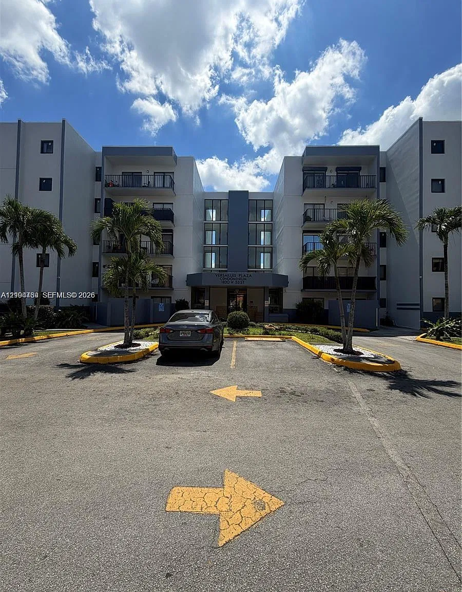 Versailles Plaza Condo — Photo 2