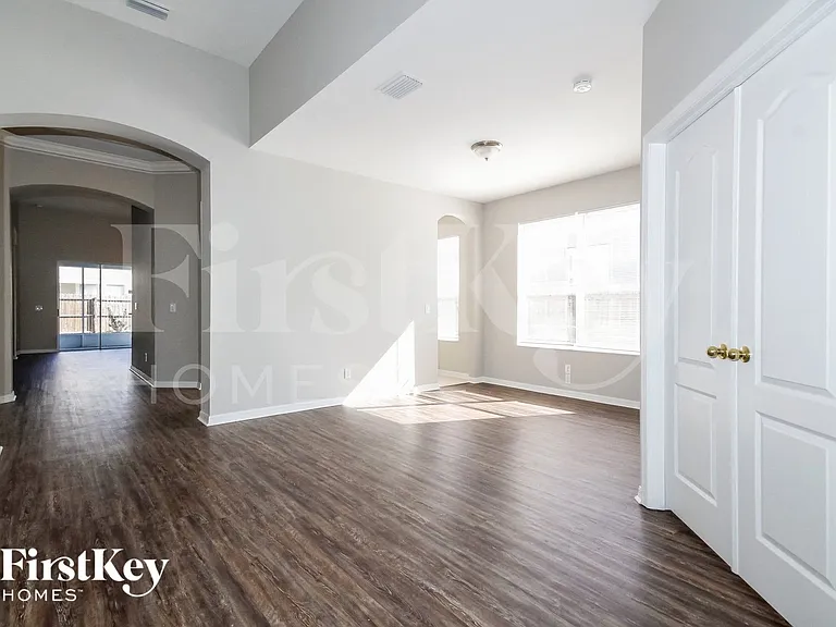 8719 Sandy Plains Dr — Photo 2