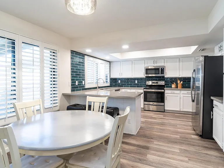 1460 N La Rosa Dr — Photo 8