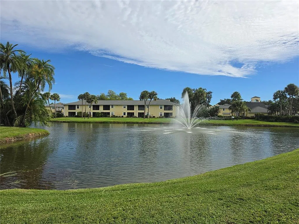 2 bed, 2.0 bath, 910 sqft, $2,400 — Photo 2