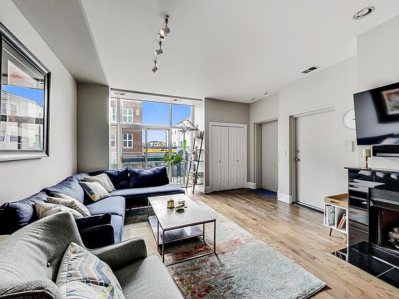 3rd image of 3125 N Lincoln Ave Unit 101