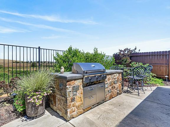 4th image of 1087 Catalina Way