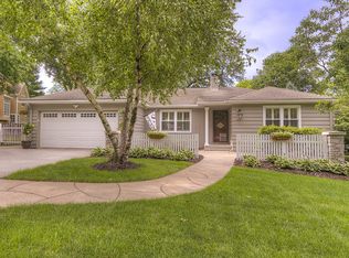 8813 Edgevale Pl, Omaha, NE 68114