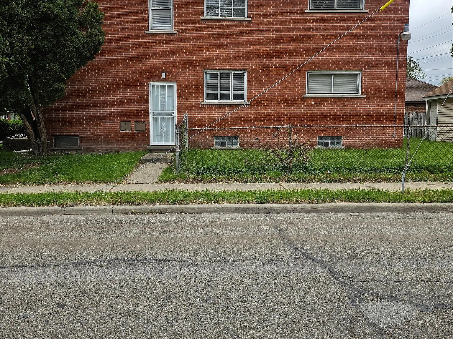 2 bed, 1.0 bath, 1050 sqft, $1,100 — Photo 2
