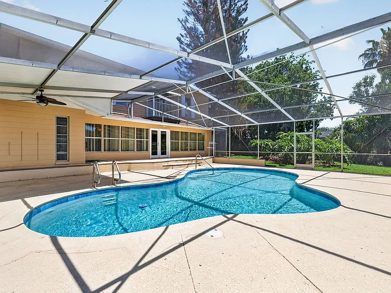 1627 Canal Ct — Photo 34