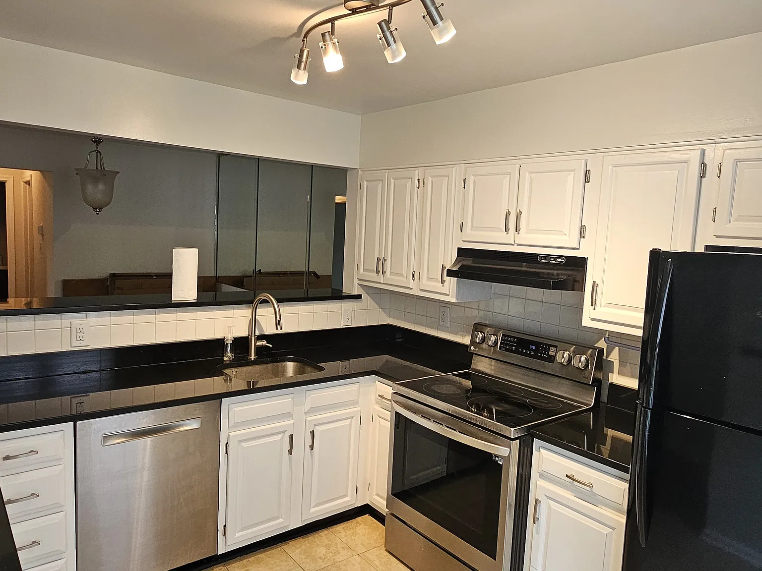 1 bed, 710 sqft, $1,900 — Photo 4