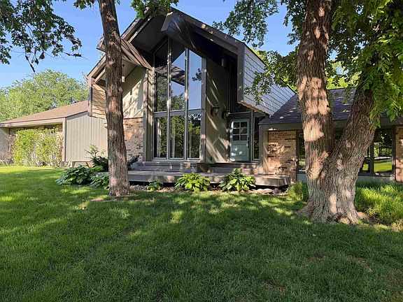 2nd image of 1501 Oakhill Cir