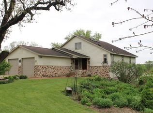 104 Cascade St SW, Hopkinton, IA 52237