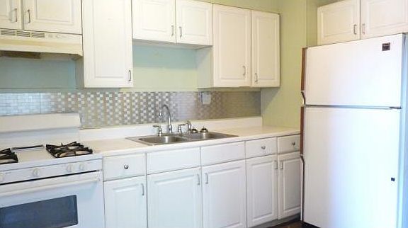 4th image of 25 Tompkins St