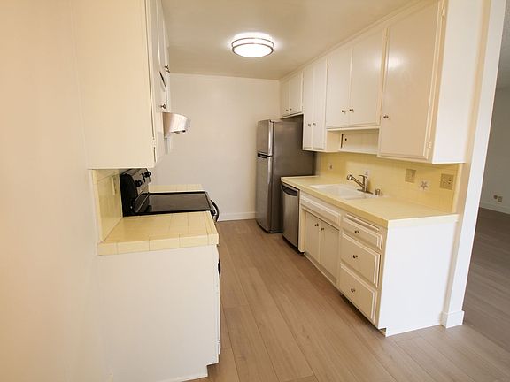 5th image of 1030 N Harper Ave Unit 16