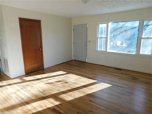 4th image of 271 Prevost St