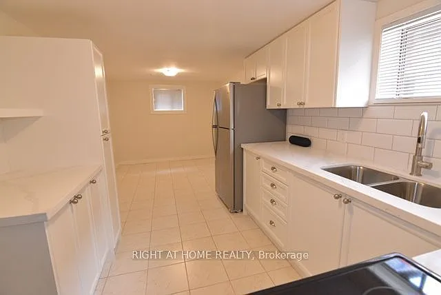 9 Elnathan Cres #BASEMENT — Photo 8