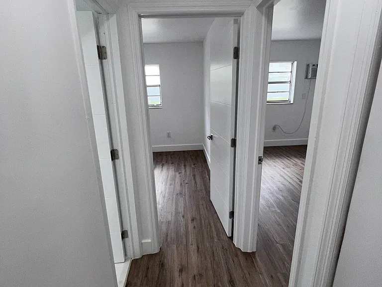 858 SW 2nd St #1 — Photo 6