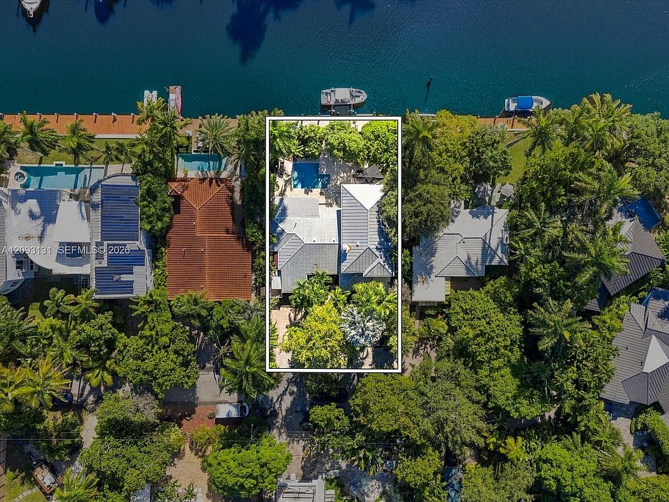 1st image of 440 Victoria Ter