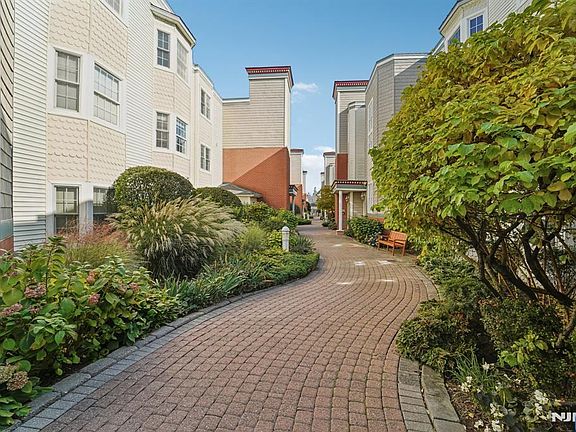 3rd image of 129 The Promenade