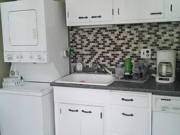 Kitchen w/ Washer/Dryer