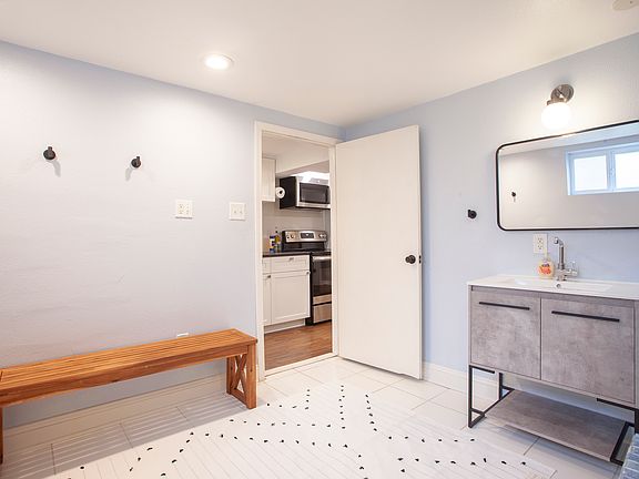 4th image of 2343 NE 11th Ave #Basement