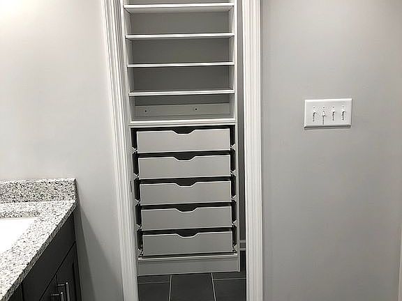 Master Closet Center