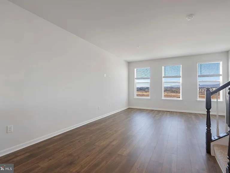 462 Tiller St — Photo 3