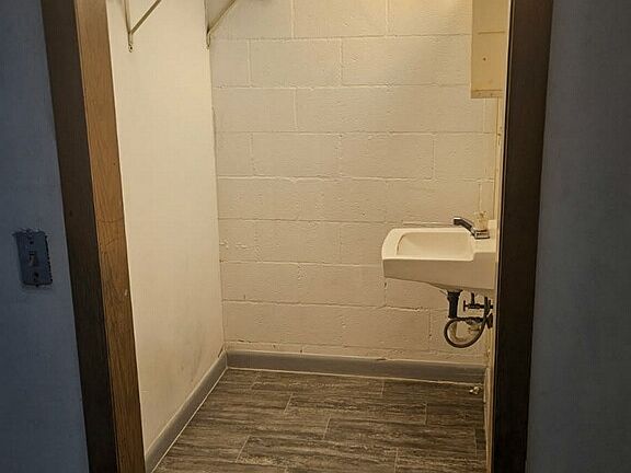 2nd image of 1546 S Cushman St #10